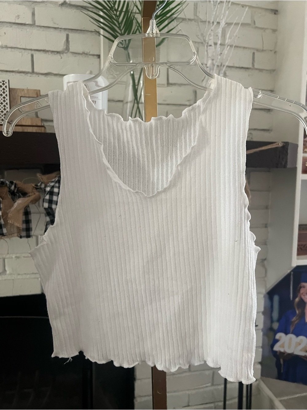 Source Unknown White Ribbed Scallop-Edge Crop Tank